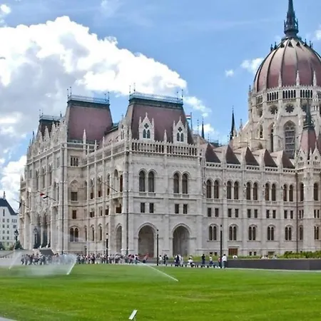 And Cozy Next To The Parliament Apartment