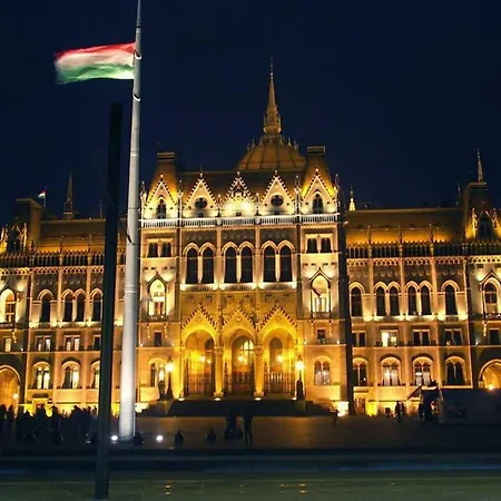 And Cozy Next To The Parliament Apartment
